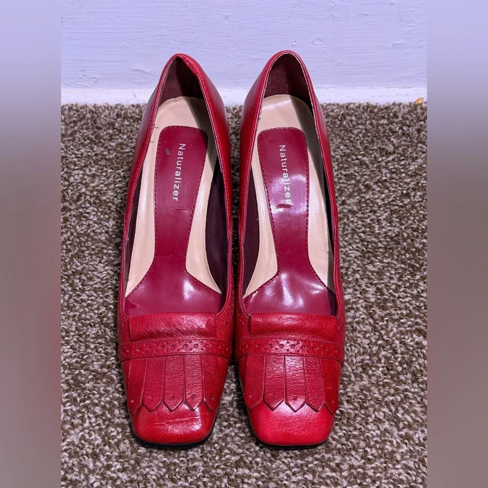 Naturalizer Red Leather Fringe Loafer Heels Pumps Women's Size 8 Brogue Detail - Picture 1 of 9